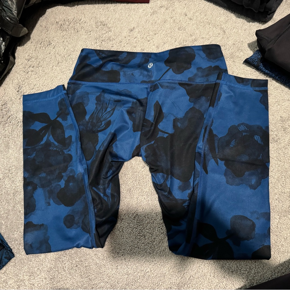 Lululemon blue and black floral leggings size 8 25”